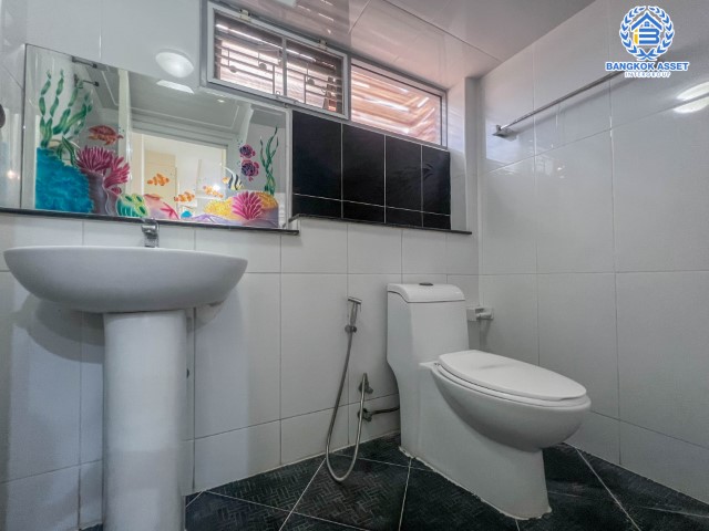 *****ทาวน์เฮ้าส์มือสอง ย่านนนทบุรี ม.นนทรีพลัส บางกรวย-ไทรน้อย เนื้อที่กว้าง 20 ตร.ว. ฟังก์ชัน 4 ห้องนอน 2 ห้องน้ำ ที่จอดรถ 1 คัน บ้านสวย สภาพแวดล้อมน่าอยู่อาศัย บนทำเลแห่งการเดินทาง เชื่อมต่อถนนบางกรวย-ไทรน้อย, ถนนนครอินทร์, ถนนราชพฤกษ์ และทางด่วน "ศรีรัช" จองด่วน!